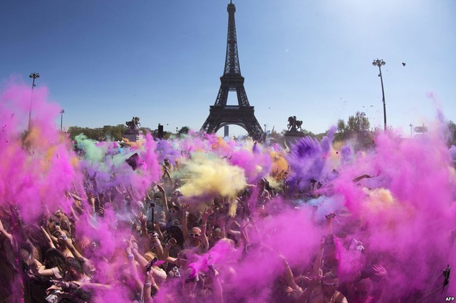 Mọi người tung bột màu vào nhau trong cuộc thi chạy sắc màu ở Paris, Pháp.