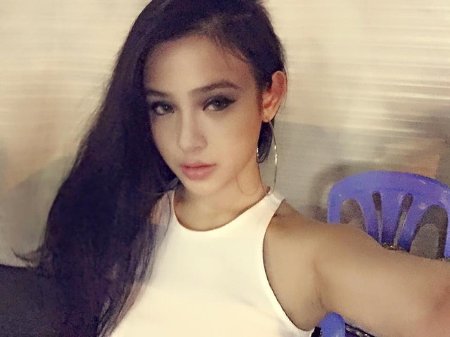 Bởi thế, diện mạo của hot girl này thay đổi mỗi ngày