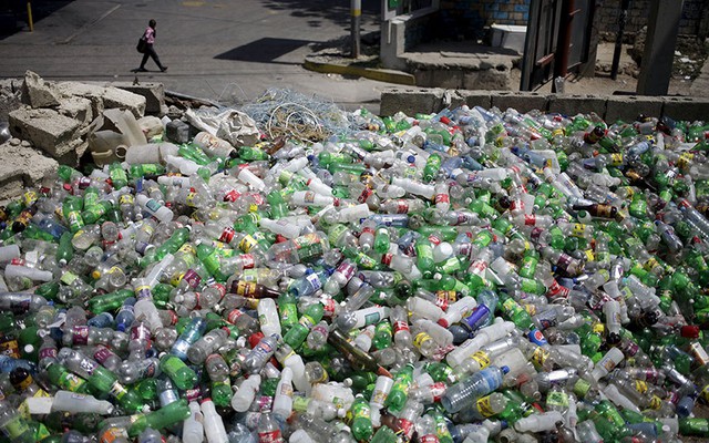 Chai nhựa được chất đống tại một địa điểm thu mua đồ tái chế ở Port-au-Prince, Haiti.
