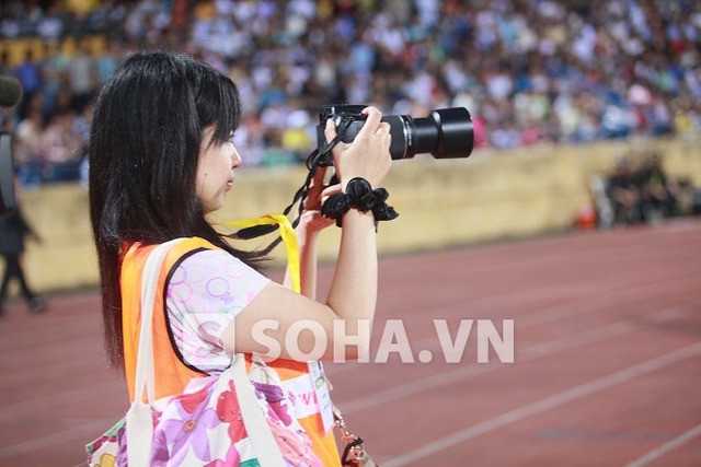 Megumi Hata theo dõi trận đấu qua ống kính máy ảnh