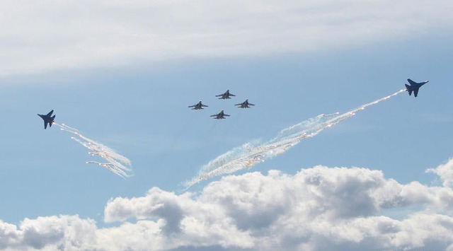 Phi đội ‘Russian Knights’ của Không quân Nga trình diễn trên không tại một sự kiện ở thành phố St. Petersburg.