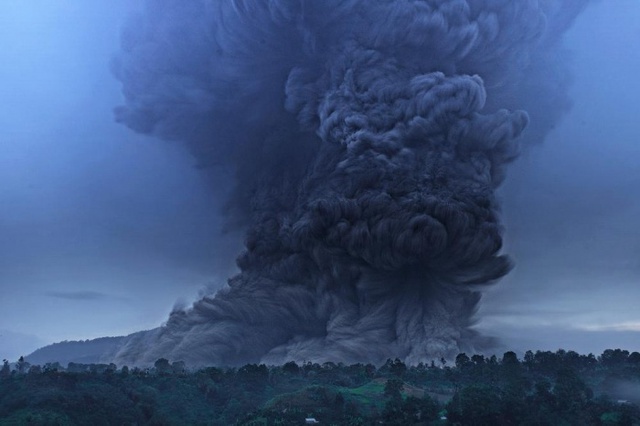 Cột tro bụi khổng lồ bốc lên bầu trời từ núi lửa Sinabung đang hoạt động ở Karo, Indonesia.