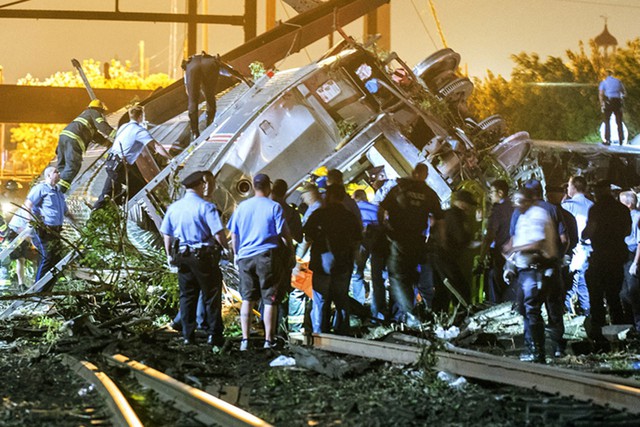 Nhân viên cứu hộ làm việc tại hiện trường tàu hỏa trật đường ray ở thành phố Philadelphia, Mỹ. Tai nạn khiến ít nhất 5 người thiệt mạng và 50 người bị thương.