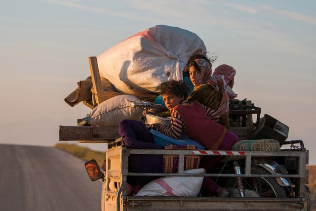 Những người dân sơ tán trở về nhà ở Ras al-Ain, Syria.