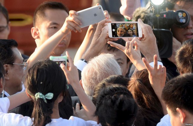 Thủ tướng Ấn Độ Narendra Modi chụp ảnh ‘tự sướng’ khi tới thăm một ngôi chùa ở Bắc Kinh, Trung Quốc.