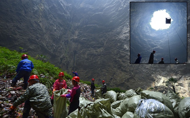 Hàng chục công nhân dọn rác dưới hố địa chất Tiankeng sâu 290m tại huyện Tuyên Ân, tỉnh Hồ Bắc, Trung Quốc. Người dân địa phương sử dụng hố này là nơi đổ rác từ tháng 1 năm nay.