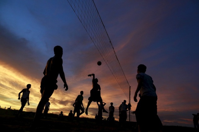 Những người Hồi giáo Rohingya chơi bóng chuyền trong một trại tị nạn ở Sittve, Myanmar.