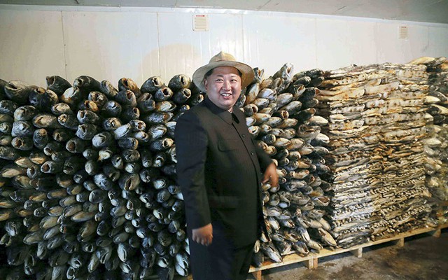 Nhà lãnh đạo Triều Tiên Kim Jong Un đứng trong trang trại cá hồi của đơn vị số 810 thuộc quân đội Triều Tiên.