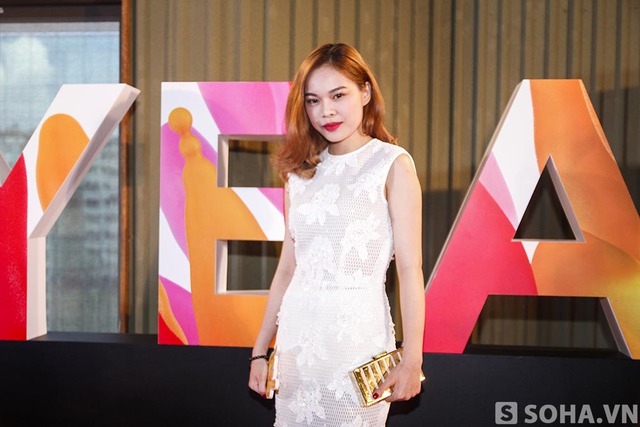Quán quân X-Factor, giải vàng The Remix Giang Hồng Ngọc mặc đầm ren bó sát khoe vóc dáng thon gọn.
