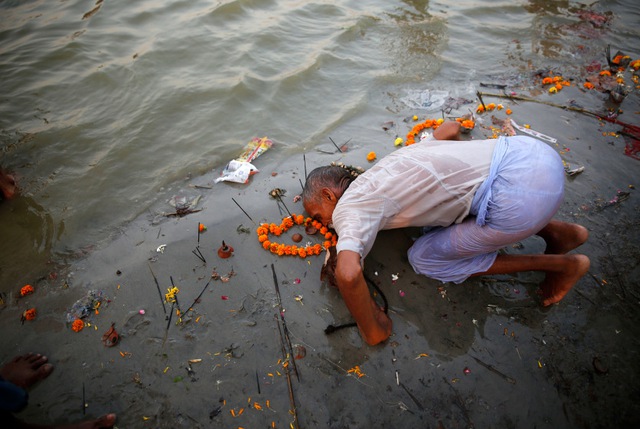 Một người theo đạo Hindu cầu nguyện bên bờ sông Hằng ở Allahabad, Ấn Độ.