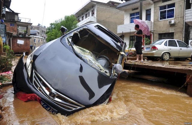 Một chiếc ô tô mắc kẹt trong dòng nước lũ sau nhiều ngày mưa lớn tại thành phố Đức Hưng, tỉnh Giang Tây, Trung Quốc.