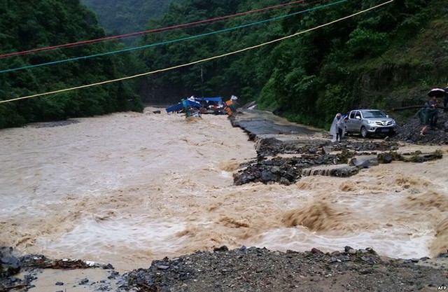 Nước lũ phá hủy một đoạn đường ở huyện Kiềm Hà, tỉnh Quý Châu, Trung Quốc.