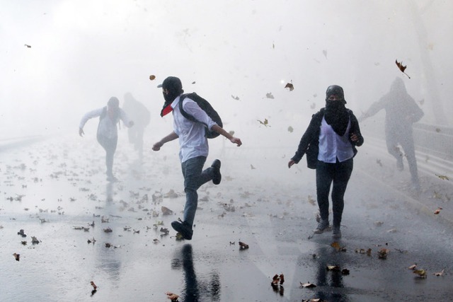 Sinh viên đụng độ với cảnh sát trong cuộc biểu tình đòi cải cách giáo dục ở Santiago, Chile.