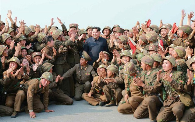 Nhà lãnh đạo Triều Tiên Kim Jong-un chụp ảnh cùng các binh sĩ tham gia cuộc thi bắn súng tại một địa điểm không xác định.