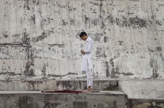 Người đàn ông Hồi giáo cầu nguyện trên bờ sông ở ngoại ô thành phố Islamabad, Pakistan.