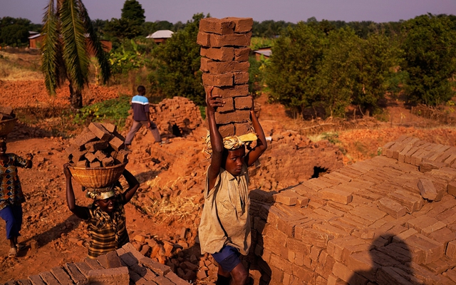 Công nhân làm việc lại một nhà máy gạch tại Kabezi, Burundi.