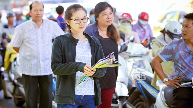 Cô gái được mệnh danh là “hot girlr phát tờ rơi” mùa thi 2015 có tên Lê Ngọc Phương Trang. Trang sinh ngày 12/12/1994 và hiện đang là sinh viên năm 3 ngành Quản trị Kinh doanh trường ĐH Hutech (TP.HCM).
