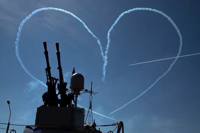 Máy bay trình diễn phun khói vẽ hình trái tim trên bầu trời tại triển lãm quốc phòng hàng hải quốc tế tại thành phố St. Petersburg.
