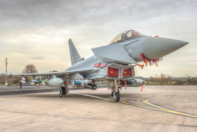 Eurofighter Typhoon FGR4 với trang bị vũ khí sau (từ trái qua): tên lửa AIM-132 ASRAAM (giá treo ngoài cùng), tên lửa Brimstone (giá treo thứ 2), thùng nhiên liệu phụ (giá treo thứ 3), bom Paveway IV (giá treo thứ 4), hệ thống chỉ thị mục tiêu có vỏ bọc LITENING III (giá treo trung tâm)