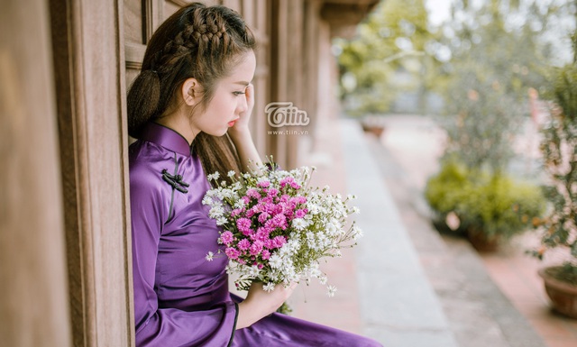 Qua những bộ ảnh được thực hiện, Ngọc Ánh ngày càng trở nên tự tin và bản lĩnh trước ống kính. Trong trang phục áo dài tím, Ngọc Ánh diễn xuất nhẹ nhàng làm tôn lên nét đẹp dịu dàng của người con gái Việt.