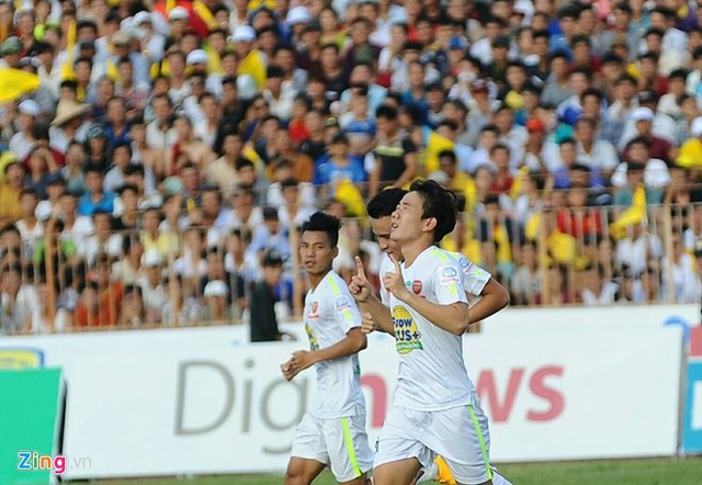 Minh Vương ghi bàn rất sớm cho HAGL nhưng sau đó đội khách vẫn thất bại 1-2.