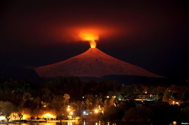 Cảnh tượng núi lửa Villarrica phun trào trong đêm nhìn từ thị trấn Pucon, Chile.