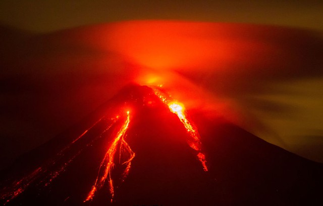 Dung nham nóng đỏ rực chảy ra từ miệng núi lửa Fire ở bang Colima, Mexico.