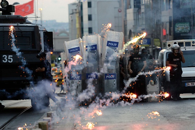 Cảnh sát chống bạo động sử dụng đạn cao su để giải tán những người biểu tình bắn pháo tại thủ đô Istanbul, Thổ Nhĩ Kỳ.