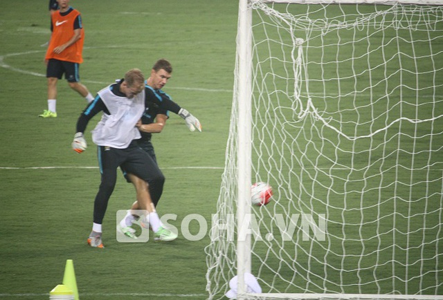 Tuy nhiên Joe Hart cũng có một pha bóng chủ quan, giữ bóng lâu để tiền đạo đối phương áp sát, gây nguy hiểm cho khung thành.