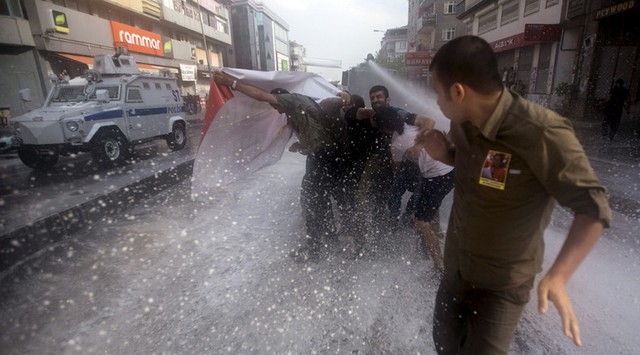 Cảnh sát dùng vòi rông phun nước để giải tán những người biểu tình trên đường phố ở Istanbul, Thổ Nhĩ Kỳ.