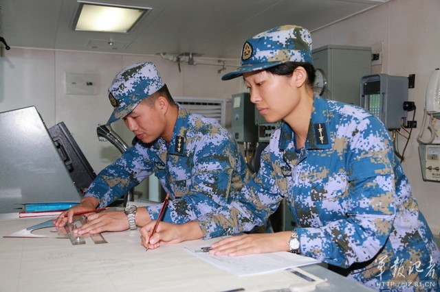 Nhân viên tiêu đồ trên chiến hạm hải quân Trung Quốc