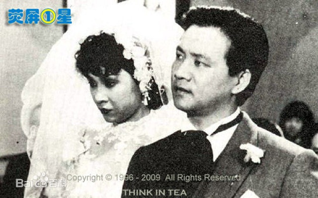 Bức ảnh cưới hiếm hoi của Uông Vũ với người vợ không danh chính ngôn thuận.