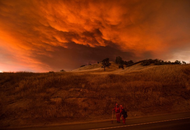 Lính cứu hỏa theo dõi cháy rừng ở thành phố Clearlake, bang California, Mỹ.