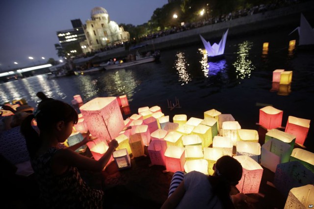 Trẻ em thả đèn lồng xuống sông Motoyasu để tưởng niệm hàng nghìn nạn nhân thiệt mạng trong vụ ném bom nguyên tử cách đây 70 năm xuống thành phố Hiroshima, Nhật Bản.