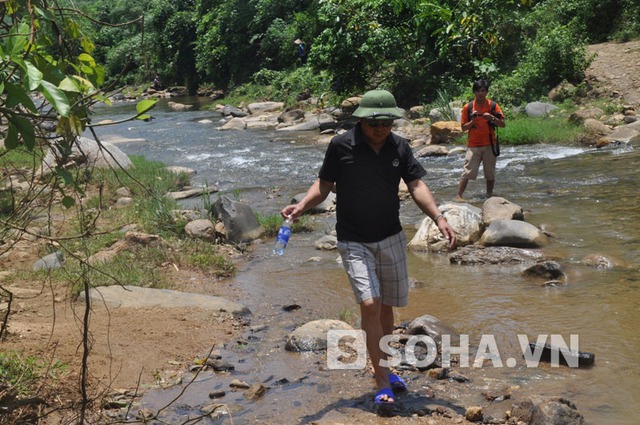 Trong ảnh, thiếu tướng Hồ Sỹ Tiến đang băng suối cùng với các cán bộ,. chiến sỹ tiến vào hiện trường.