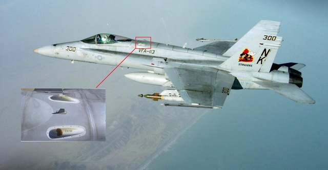 Để phân biệt giữa F/A-18A/B với F/A-18C/D, ta có thể dựa vào ăng ten gây nhiễu băng sóng cao AN/ALQ-165. F/A-18C/D có ăng ten này ở trên lưng trong khi F/A-18A/B không có