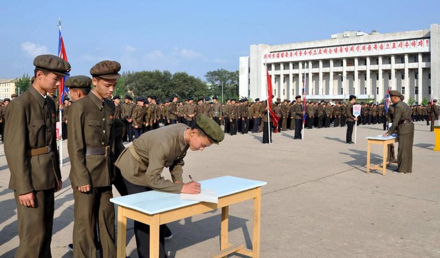 Binh sĩ Triều Tiên ký đơn nhập ngũ tại Bình Nhưỡng. Theo hãng thông tấn trung ương Triều Tiên KCNA, hơn một triệu thanh niên nước này tình nguyện nhập ngũ hoặc tái gia nhập quân đội giữa lúc tình hình bán đảo Triều Tiên căng thẳng.