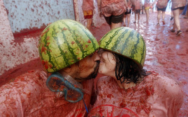 Một nụ hôn lãng mạn giữa Cuộc chiến cà chua ở Buñol, Tây Ban Nha.