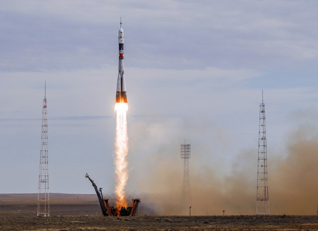 Tàu vũ trụ  Soyuz TMA-18M của Nga rời khỏi bệ phóng tại sân bay vũ trụ Baikonur ở Kazakhstan.