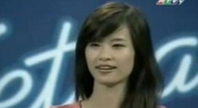 
Tuy nhiên, với sự non nớt của tuổi 19, Đông Nhi đã không thuyết phục được 3 vị giám khảo, cô thậm chí không vượt qua được vòng loại của cuộc thi.
