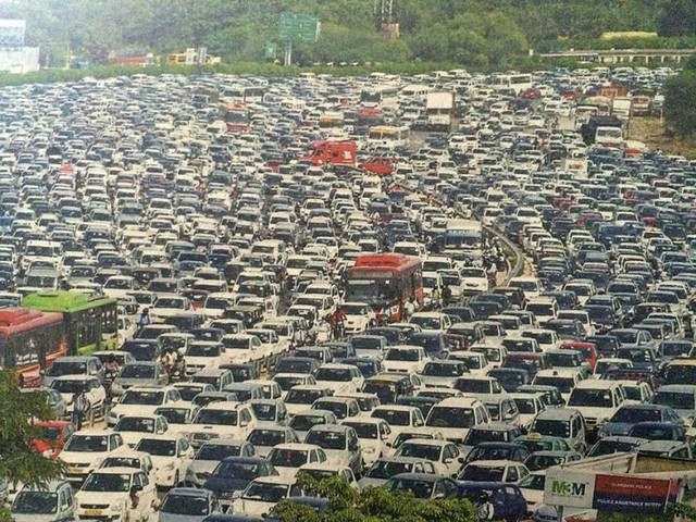 Các phương tiện giao thông bị kẹt cứng trên đường tại đoạn giáp ranh giữa thành phố Delhi và Gurgaon, Ấn Độ.