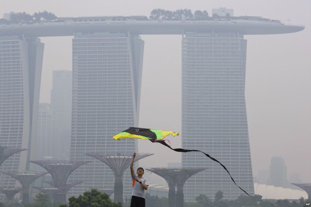 Người đàn ông thả diều trong một ngày nhiều sương mù ở Singapore.