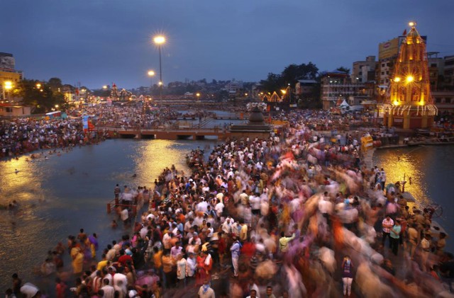 
Hàng trăm nghìn người theo đạo Hindu tập trung tắm dưới sông Godavari trong dịp lễ hội Kumbh Mela ở Nasik, Ấn Độ.
