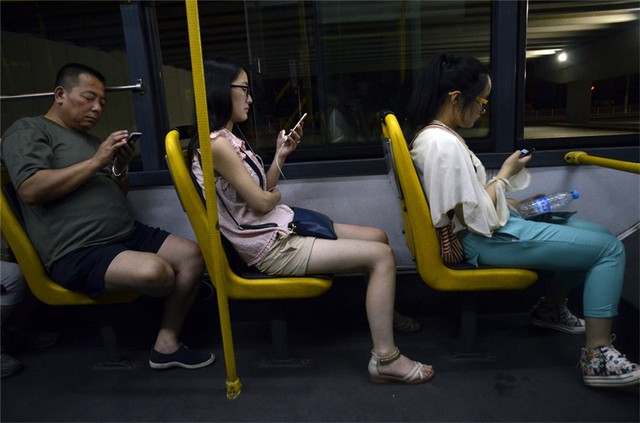 
Trên xe bus, mỗi hành khách đều tập trung cao độ vào một chiếc Smartphone trên tay.
