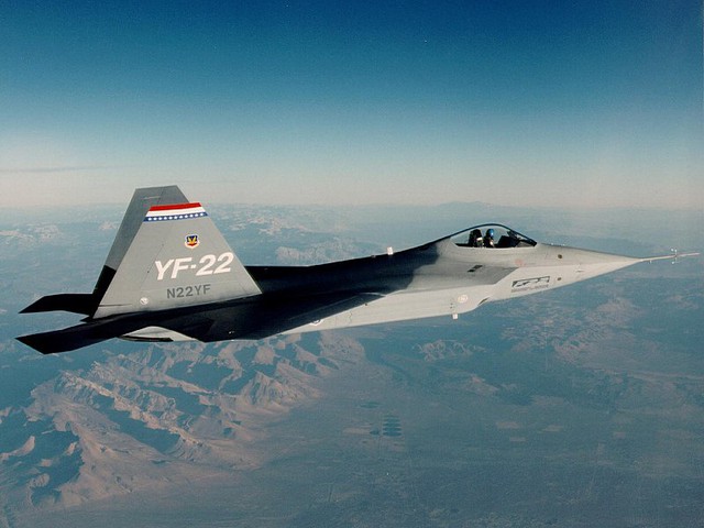 Nguyên mẫu YF-22 đầu tiên (c/n 87-0700, N22YF), với động cơ GE YF120