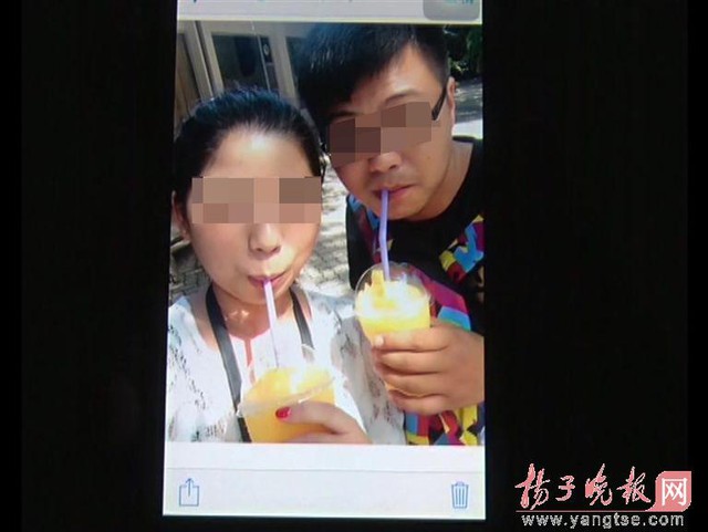 
Vợ chồng anh Cao - chị Lý bị cư dân mạng gán cho là cặp đôi cãi nhau bên ngoài nhà ga tàu điện ngầm trên phố Tam Sơn, Nam Kinh.
