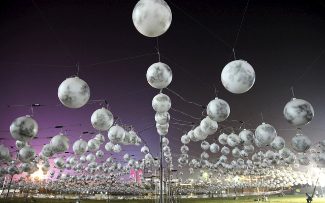 Những chiếc bóng đèn hình trăng tròn được lắp đặt tại một buổi trình diễn ánh sáng chào mừng tết Trung thu ở thành phố Dương Châu, Trung Quốc.