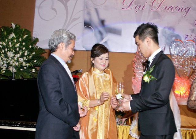 
Bức ảnh được chụp trong đám cưới của Mi Vân. Mẹ cô diện một chiêc áo dài màu cam nhạt kết hợp với khăn đồng màu rất duyên dáng, thanh lịch.

