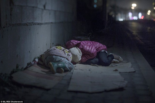 
Hai bé gái Ralia và Rahaf cùng bố ngủ trên tấm bìa các-tông ngoài đường ở thành phố Beirut, Li Băng. Mẹ và anh trai của hai bé đã thiệt mạng do trúng đạn pháo ở Damascus, Syria.
