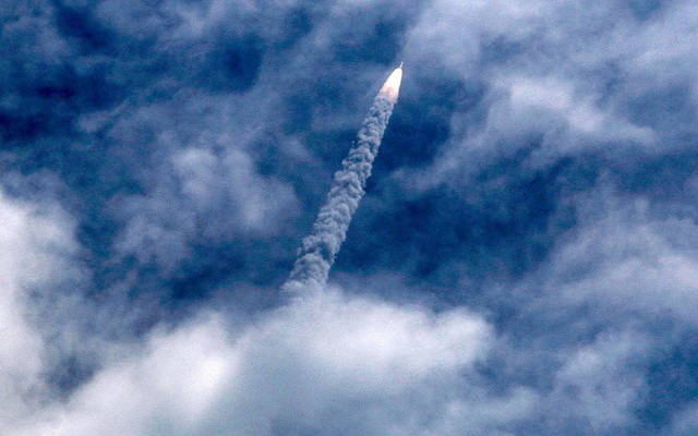 Tên lửa PSLV-C30 mang theo vệ tinh rời khỏi trung tâm vũ trụ Satish Dhawan ở Sriharikota, Ấn Độ.